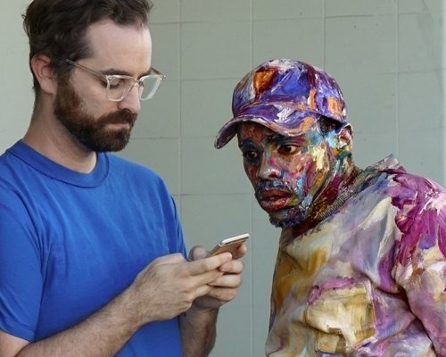 平面から立体を行き来する“動く”油絵、一流アーティスト達が込めた悲痛のメッセージ