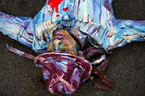 平面から立体を行き来する“動く”油絵、一流アーティスト達が込めた悲痛のメッセージ