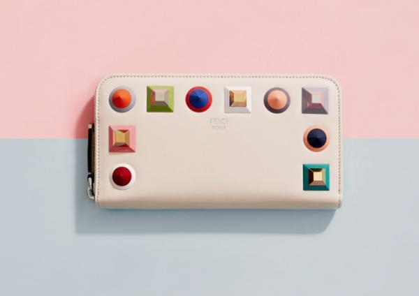 虹色スタッズのレザーグッズ！フェンディ公式オンラインストア限定カプセルコレクション発売