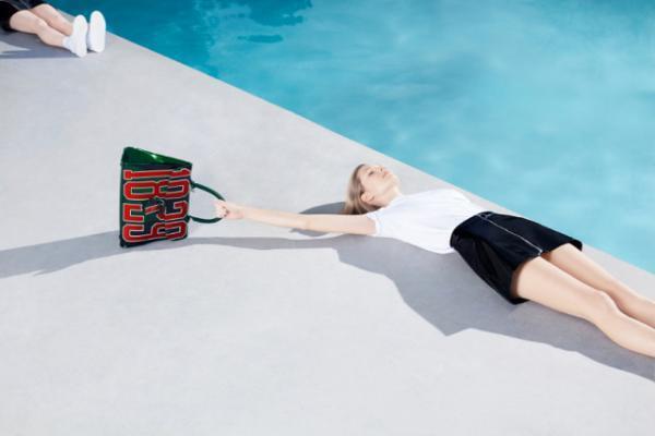 デルヴォーから個数限定でビニールバッグが登場、微かなバニラの香り付けも