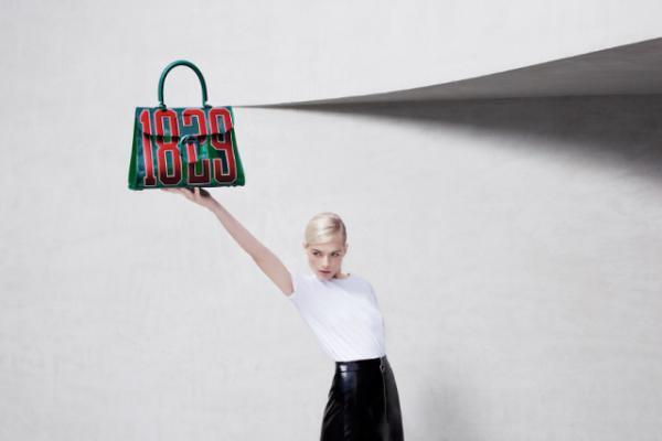 デルヴォーから個数限定でビニールバッグが登場、微かなバニラの香り付けも