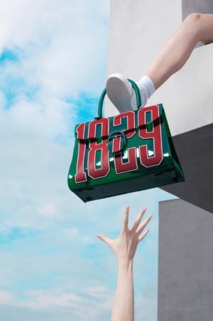 デルヴォーから個数限定でビニールバッグが登場、微かなバニラの香り付けも