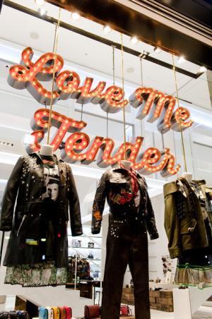 コーチがエルヴィス・プレスリーをオマージュした新作コレクションを発売！コーチ表参道もエルヴィス一色に