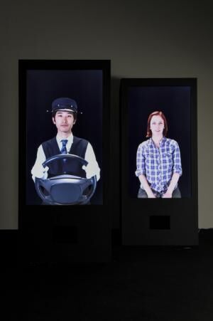 牛込陽介（Takram）の「Omotenashi Mask」、2020年東京オリンピックに向けタクシー運転手と外国人観光客を顔交換アルゴリズムとテキスト読み上げ機能を使って「おもてなし」の可能性を探った作品