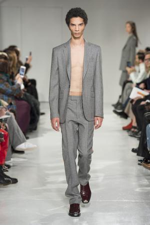 ラフ・シモンズによる初のカルバン・クラインはアメリカとメゾンへの賛辞【2017年秋コレクション】