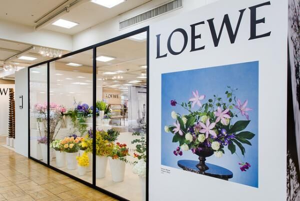 ロエベのフラワーショップを世界に先駆け日本で再現 日本橋三越で ロエベ展 開催 17年2月15日 ウーマンエキサイト 1 2