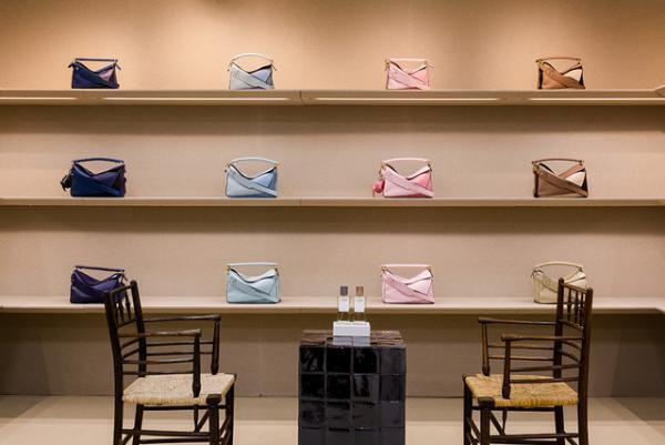 ロエベのフラワーショップを世界に先駆け日本で再現、日本橋三越で「ロエベ展」開催