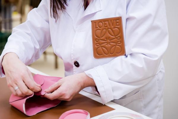 ロエベのフラワーショップを世界に先駆け日本で再現、日本橋三越で「ロエベ展」開催