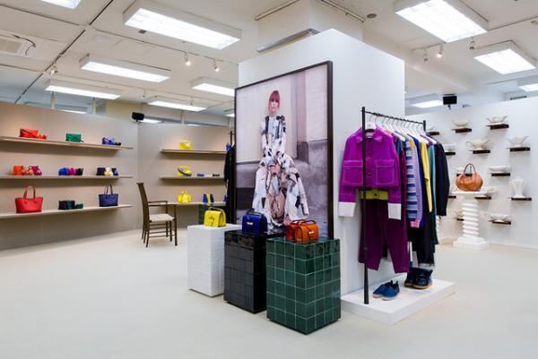 ロエベのフラワーショップを世界に先駆け日本で再現、日本橋三越で「ロエベ展」開催