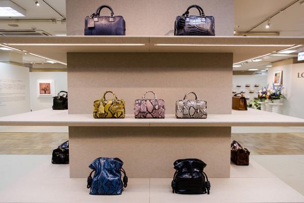 ロエベのフラワーショップを世界に先駆け日本で再現、日本橋三越で「ロエベ展」開催