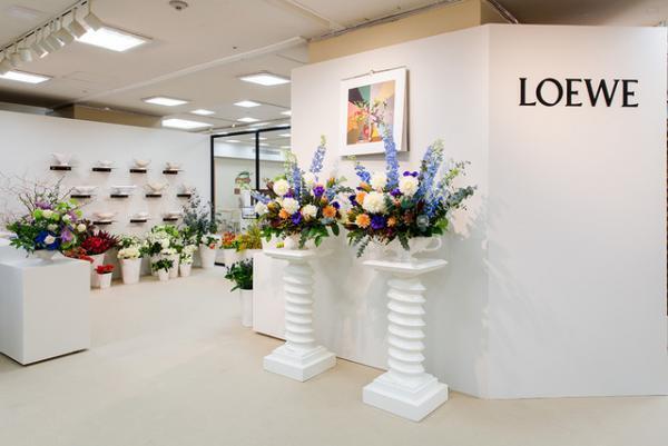 ロエベのフラワーショップを世界に先駆け日本で再現、日本橋三越で「ロエベ展」開催