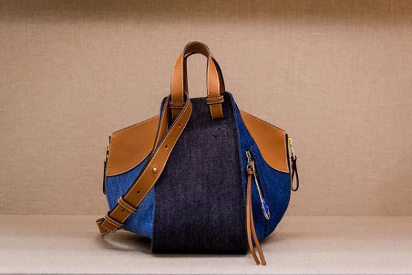 ロエベのフラワーショップを世界に先駆け日本で再現、日本橋三越で「ロエベ展」開催