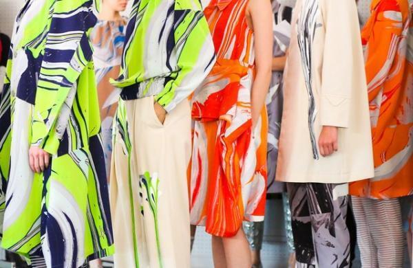 ミントデザインズが銀座で企画展、“身につけるグラフィック”をインスタレーションで体感