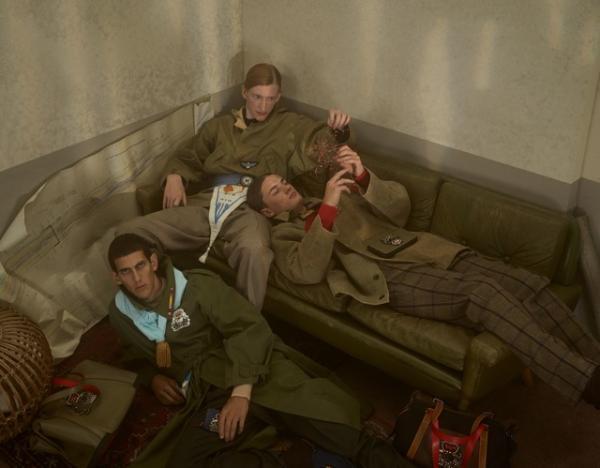 クリスチャン ルブタン、エンブレムを刷新したメンズレザーコレクションを発表