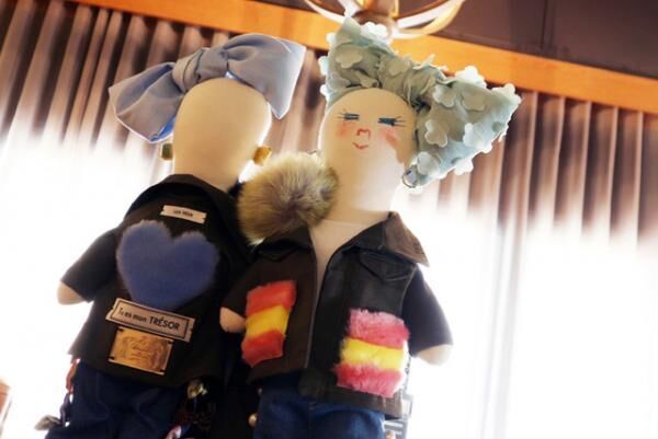 デモデの人形チャームに、トゥ エ モン トレゾアのデニムを身に纏った限定モデルが登場