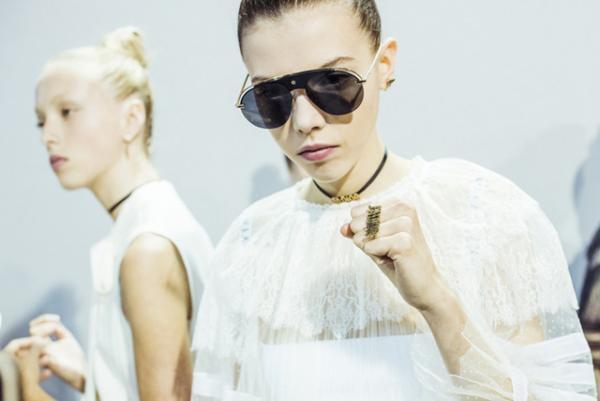 マリア・グラツィア・キウリにとってのディオールデビューコレクションよりアクセサリー「J'ADIOR」発売