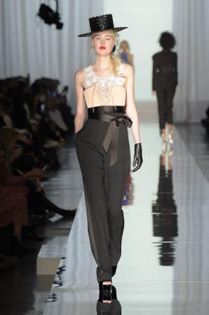 ゴルチエ パリ、都会から田舎へ逃避行するハッピーエンドストーリー【2017春夏クチュール】