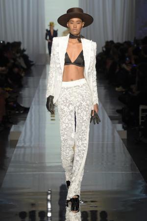 ゴルチエ パリ、都会から田舎へ逃避行するハッピーエンドストーリー【2017春夏クチュール】