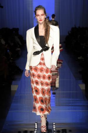 ゴルチエ パリ、都会から田舎へ逃避行するハッピーエンドストーリー【2017春夏クチュール】