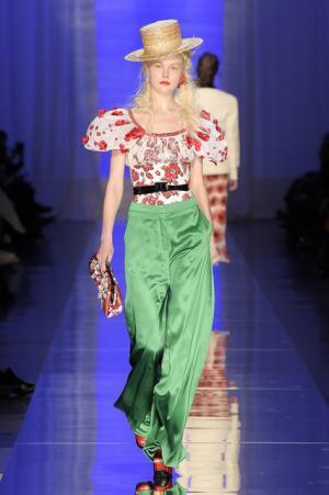 ゴルチエ パリ、都会から田舎へ逃避行するハッピーエンドストーリー【2017春夏クチュール】