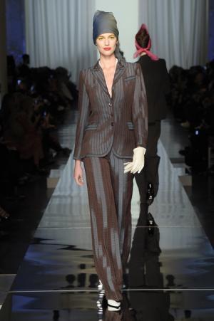 ゴルチエ パリ、都会から田舎へ逃避行するハッピーエンドストーリー【2017春夏クチュール】