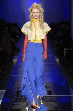 ゴルチエ パリ、都会から田舎へ逃避行するハッピーエンドストーリー【2017春夏クチュール】