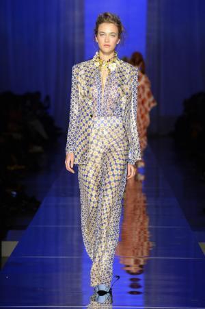 ゴルチエ パリ、都会から田舎へ逃避行するハッピーエンドストーリー【2017春夏クチュール】