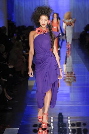 ゴルチエ パリ、都会から田舎へ逃避行するハッピーエンドストーリー【2017春夏クチュール】