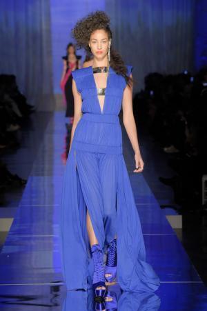 ゴルチエ パリ、都会から田舎へ逃避行するハッピーエンドストーリー【2017春夏クチュール】