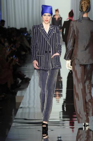 ゴルチエ パリ、都会から田舎へ逃避行するハッピーエンドストーリー【2017春夏クチュール】