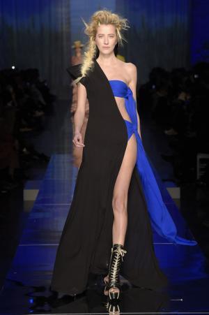 ゴルチエ パリ、都会から田舎へ逃避行するハッピーエンドストーリー【2017春夏クチュール】