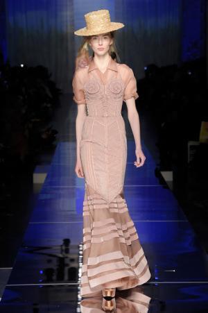 ゴルチエ パリ、都会から田舎へ逃避行するハッピーエンドストーリー【2017春夏クチュール】