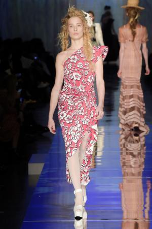 ゴルチエ パリ、都会から田舎へ逃避行するハッピーエンドストーリー【2017春夏クチュール】