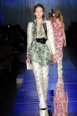 ゴルチエ パリ、都会から田舎へ逃避行するハッピーエンドストーリー【2017春夏クチュール】