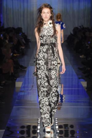 ゴルチエ パリ、都会から田舎へ逃避行するハッピーエンドストーリー【2017春夏クチュール】