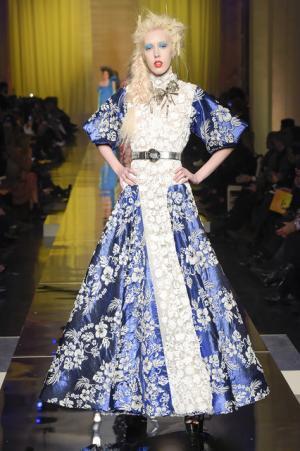 ゴルチエ パリ、都会から田舎へ逃避行するハッピーエンドストーリー【2017春夏クチュール】