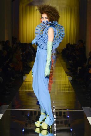 ゴルチエ パリ、都会から田舎へ逃避行するハッピーエンドストーリー【2017春夏クチュール】