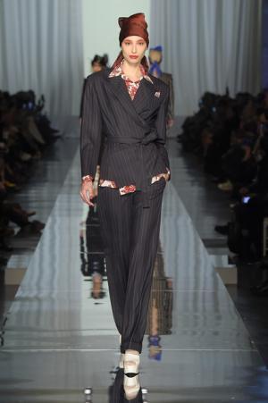 ゴルチエ パリ、都会から田舎へ逃避行するハッピーエンドストーリー【2017春夏クチュール】