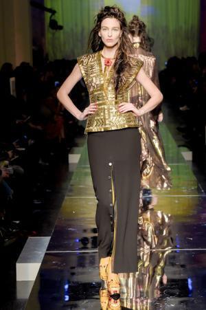 ゴルチエ パリ、都会から田舎へ逃避行するハッピーエンドストーリー【2017春夏クチュール】