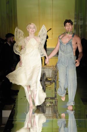 ゴルチエ パリ、都会から田舎へ逃避行するハッピーエンドストーリー【2017春夏クチュール】