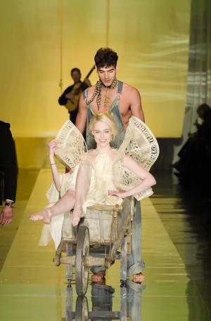 ゴルチエ パリ、都会から田舎へ逃避行するハッピーエンドストーリー【2017春夏クチュール】