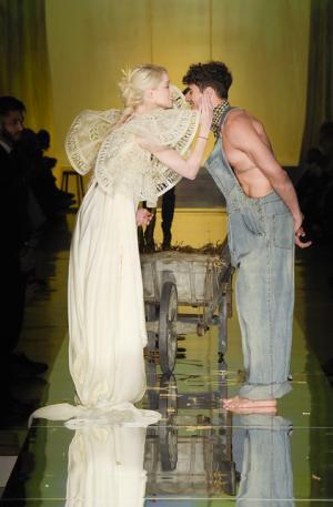 ゴルチエ パリ、都会から田舎へ逃避行するハッピーエンドストーリー【2017春夏クチュール】