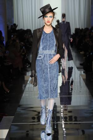 ゴルチエ パリ、都会から田舎へ逃避行するハッピーエンドストーリー【2017春夏クチュール】