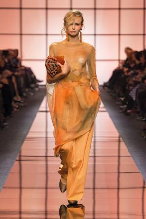 ジョルジオ アルマーニ プリヴェ、オレンジ色の鮮明な鼓動【2017春夏クチュール】