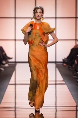 ジョルジオ アルマーニ プリヴェ、オレンジ色の鮮明な鼓動【2017春夏クチュール】