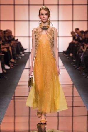 ジョルジオ アルマーニ プリヴェ、オレンジ色の鮮明な鼓動【2017春夏クチュール】