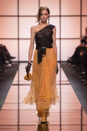 ジョルジオ アルマーニ プリヴェ、オレンジ色の鮮明な鼓動【2017春夏クチュール】