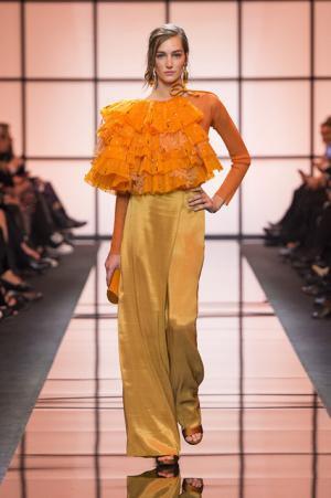 ジョルジオ アルマーニ プリヴェ、オレンジ色の鮮明な鼓動【2017春夏クチュール】