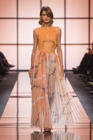 ジョルジオ アルマーニ プリヴェ、オレンジ色の鮮明な鼓動【2017春夏クチュール】