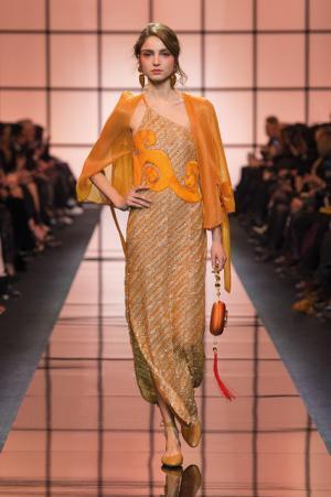 ジョルジオ アルマーニ プリヴェ、オレンジ色の鮮明な鼓動【2017春夏クチュール】